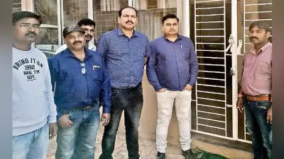 रांची : बकाया पैसों की मांग कर रहे वेंडरों ने आरएमएसडब्ल्यू कार्यालय में जड़ा ताला
