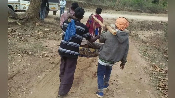 गोमिया : पथ के अभाव में 7 KM खाट में रख आदिवासी गर्भवती महिला को लाया गया अस्पताल, तब बची जान