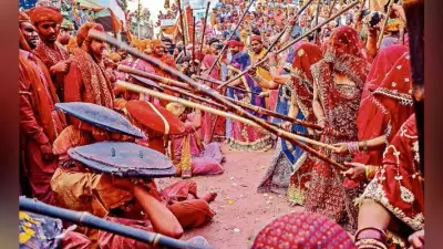 बरसाने में हुई लट्ठमार होली, हजारों विदेशियों ने लिया आनंद