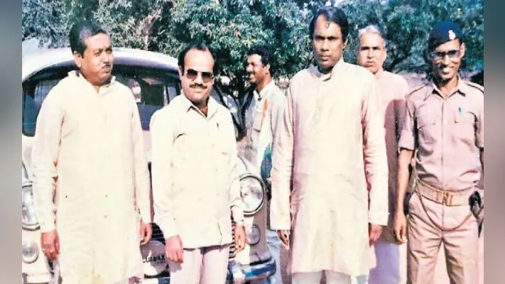देवघर: चुनाव जीता तो खरीदी पुरानी एंबेसडर कार