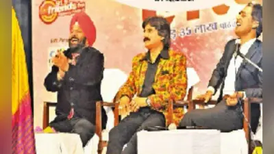 होली है! कवियों ने मारी चुटीली पिचकारी खूब बरसे ठहाके