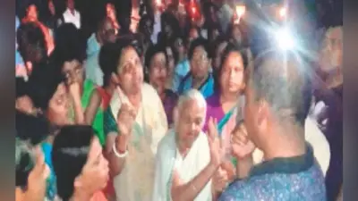 महिलाओं ने ओवरलोड तथा अवैध बालू के सैकड़ों वाहन को रोका, विरोध प्रदर्शन