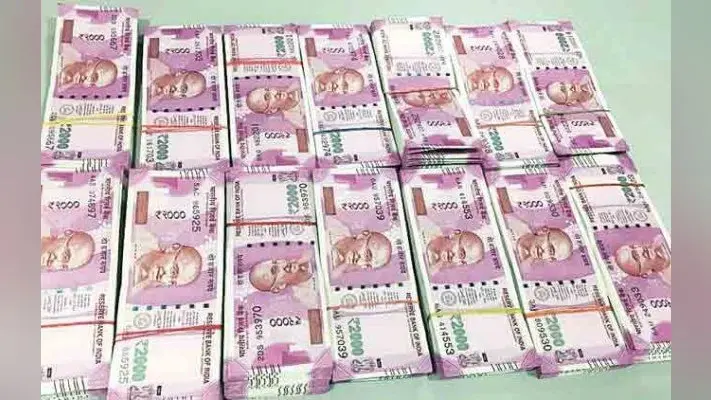 60 लाख रुपये के साथ एक गिरफ्तार
