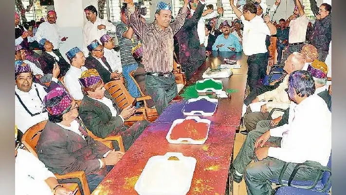 रांची : होली मिलन समारोह में खूब उड़े अबीर-गुलाल, लोगों ने की मस्ती