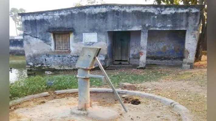 जर्जर आंगनबाड़ी केंद्र में पढ़ते हैं बच्चे