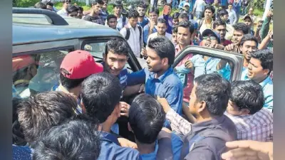 विवि कैंपस में छात्रों का हंगामा कुलसचिव की गाड़ी भी तोड़ी, बीए पार्ट थर्ड के मार्क्स नहीं मिलने से फूटा गुस्सा
