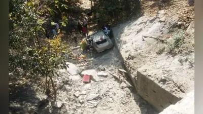 20 फीट गहरी खाई में गिरी कार – पति की मौत, पत्नी और बच्ची घायल