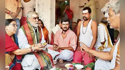 देवघर : केंद्रीय मंत्री अश्विनी चौबे ने बाबा का किया दुग्धाभिषेक