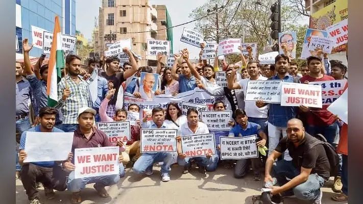 पटना : टीइटी के गलत प्रश्नों के मिलेंगे अंक, इधर बीपीएससी अभ्यर्थियों का गड़बड़ियों के खिलाफ हुआ हंगामा