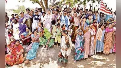 रांची : नयाटोली में जमीन की नापी करने पहुंची निगम-जुडको की टीम, लोगों ने किया विरोध, कहा, जान दे देंगे, लेकिन फ्लैट नहीं बनने देंगे