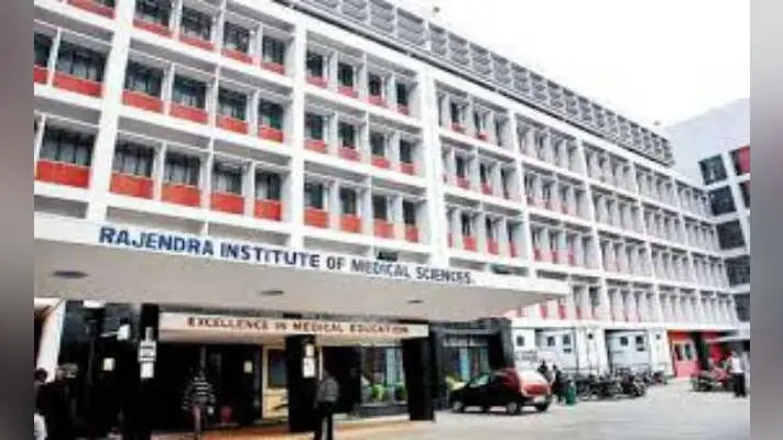 रिम्स निदेशक के खिलाफ डॉक्टरों ने मोर्चा खोला, सामूहिक वीआरएस की धमकी दी