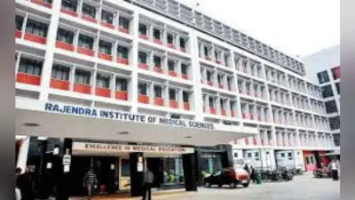 रिम्स निदेशक के खिलाफ डॉक्टरों ने मोर्चा खोला, सामूहिक वीआरएस की धमकी दी