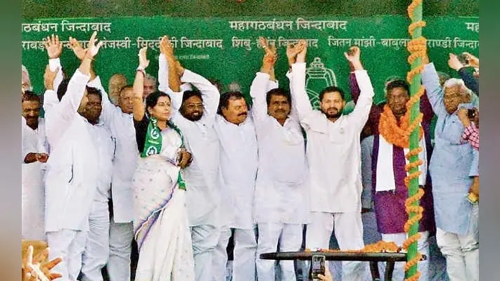 राजद की चुनावी सभा, तेजस्वी ने कहा – मोदी चौकीदार, तो देश की जनता थानेदार, सबक सिखायेगी