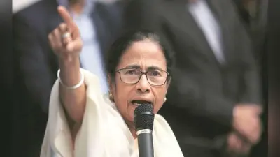 अब चाय वाला नहीं, चौकीदार को करें बोल्ड आउट : ममता