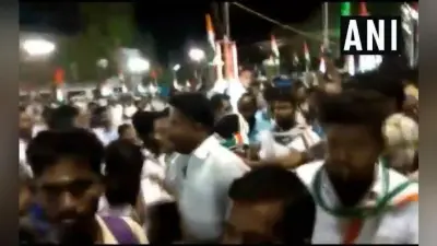 खाली कुर्सियों की फोटो ले रहा था पत्रकार, कांग्रेस कार्यकर्ताओं ने कर दी ठुकाई, वीडियो वायरल