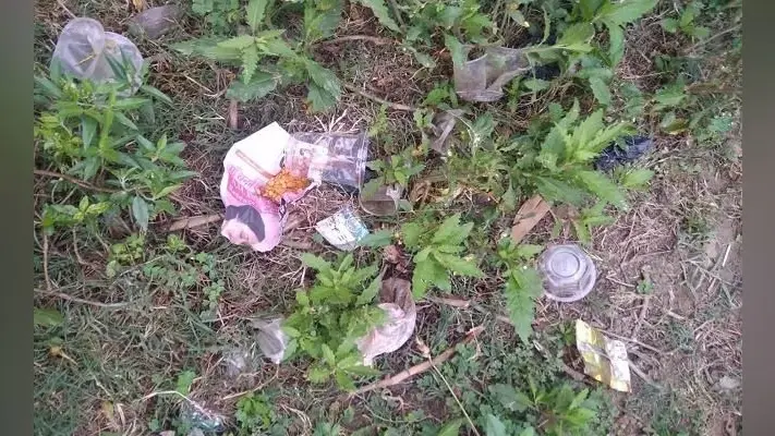 19 वर्षीय युवक का शव मिलने से सनसनी, शव के आसपास मिला देसी शराब का पाउच व डिस्पोजल ग्लास