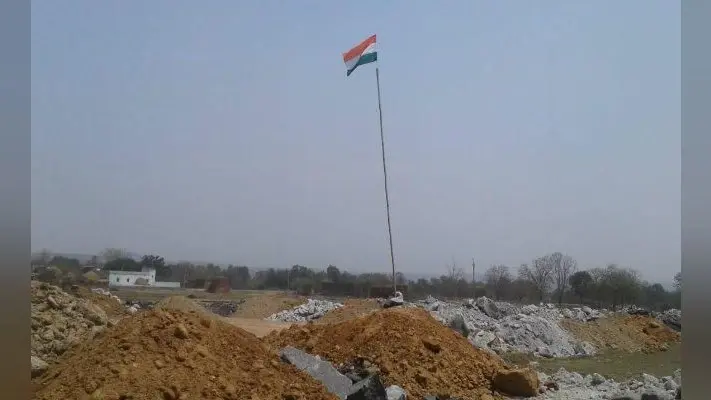 किसानों का गांधीगीरी प्रदर्शन तीसरे दिन भी जारी, जमीन की सुरक्षा के लिए लगाया तिरंगा