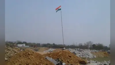 किसानों का गांधीगीरी प्रदर्शन तीसरे दिन भी जारी, जमीन की सुरक्षा के लिए लगाया तिरंगा