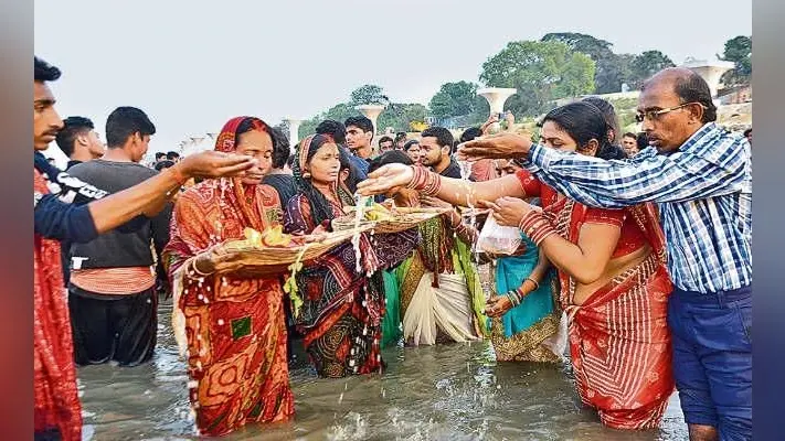उदीयमान सूर्य के अर्घ के साथ चैती छठ महापर्व संपन्न