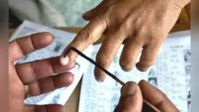 छह बजे से ही मतदान केंद्र पर पहुंचने लगे वोटर