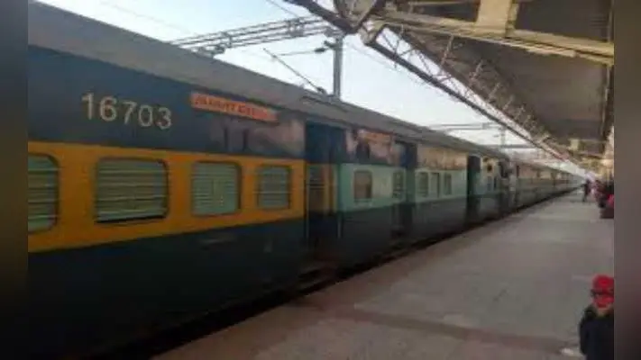 जनहित एक्सप्रेस से युवती कूदी, जख्मी