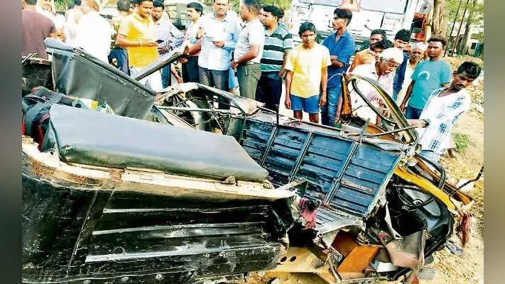 नामकुम : हादसे में एक ही परिवार के दो की मौत, पांच घायल