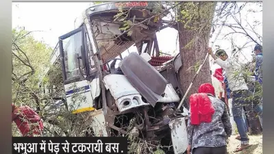 रोहतास : बाइक में धक्का मारते पेड़ से टकरायी बस, दो की मौत