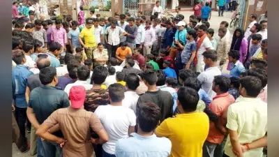 बिजली ठीक करने के दौरान आ गया करंट, झुलसने से मिस्त्री की मौत, लोगों ने सड़क जाम कर किया प्रदशैन
