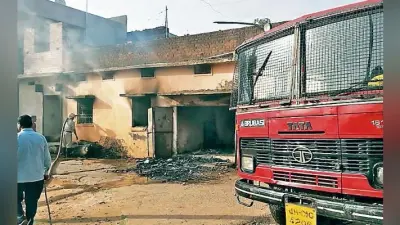 हजारीबाग में पूजा समिति के सदस्य की हत्या, उग्र लोगों ने आरोपी का घर फूंका