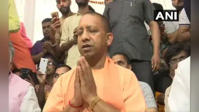 चुनाव आयोग के प्रतिबंध का सीएम योगी ने निकाला तोड़, हनुमान जी की शरण में पहुंचे