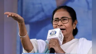 ममता बनर्जी का नरेंद्र मोदी पर तंज, कहा – ढोये जा रहे रंगीन बक्सों पर ध्यान दें