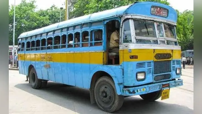 पीछे से आ रही बस ने कुचला, मौत