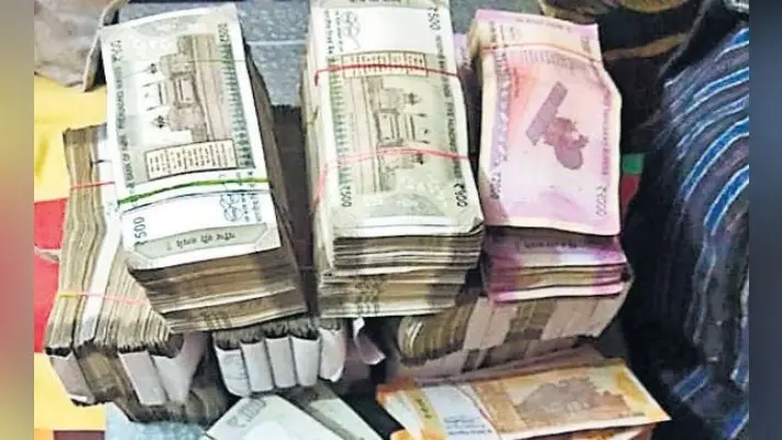 पटना : दूसरे दिन भी जारी रही आयकर की छापेमारी, पूर्व विधायक के पास से 10 करोड़ से ज्यादा के लेन-देन के मिले प्रमाण