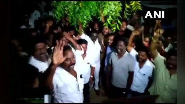 मतदान से पहले तमिलनाडु में आयकर का छापा, 1.48 करोड़ रुपये नकद जब्त, पुलिस को चलानी पड़ी गोली