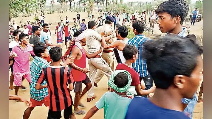 प्रेमी युगल को थाना भेजने पर उग्र हुए आदिवासी ग्रामीण, पुलिस को बंधक बना कर पीटा