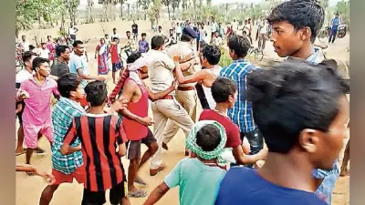 प्रेमी युगल को थाना भेजने पर उग्र हुए आदिवासी ग्रामीण, पुलिस को बंधक बना कर पीटा
