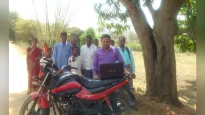गुमला : उग्रवाद प्रभावित इलाके में नेटवर्क की सुविधा नहीं, पेड़ के नीचे चलता है प्रज्ञा केंद्र