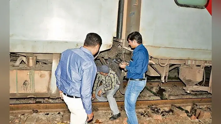 प्रीमियम ट्रेन है राजधानी एक्सप्रेस, भाड़ा हवाई जहाज से भी ज्यादा, इसके बावजूद इतनी बड़ी लापरवाही कैसे