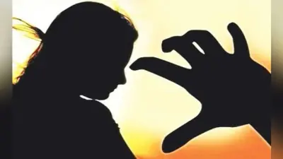 दोस्त को पेड़ से बांधकर नाबालिग से किया गैंगरेप