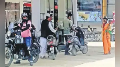 नियम की अनदेखी, बिना हेलमेट मिल रहा पेट्रोल
