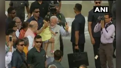 VIDEO: वोट देने के बाद बोले पीएम मोदी- आतंक के शस्त्र IED से ताकतवर है लोकतंत्र का हथियार वोटर ID
