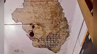 टूट-टूट कर गिर रहा है छत का प्लास्टर, उपाधीक्षक से लेकर मरीजों तक के िसर मंडरा रहा खतरा