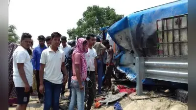 बिहार : शादी समारोह से लौट रही बस पलटी, एक की मौत, दो दर्जन यात्री घायल