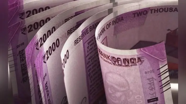 पटना में यूपी नंबर वाली लग्जरी कार से 74 लाख रुपये बरामद , पार्टी का झंडा भी मिला, ड्राइवर हिरासत में