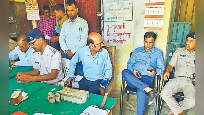 मुजफ्फरपुर : बाइक की सीट से 39.50 लाख बरामद