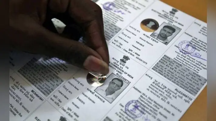 Voter List: मेरठ के बूथ पर वोटर लिस्ट में एक ही मतदाता का दस जगहों पर नाम देख चौंके अधिकारी, जांच शुरू