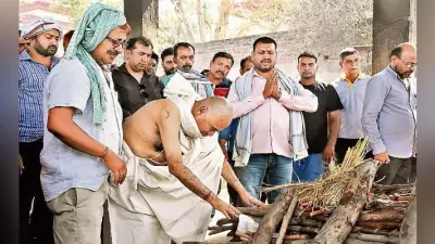 रांची : डॉ केके सिन्हा को विदा करते हुए भावुक हो उठे लोग, बेटे ने दी मुखाग्नि