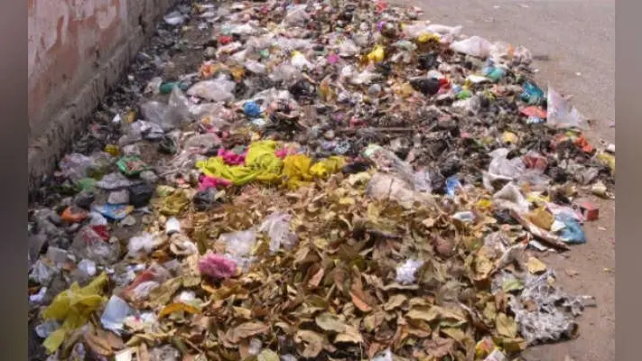 डीएम व एसपी आवास के पास कूड़े-कचरे का ढेर