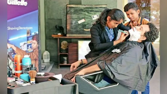जब तेंदुलकर ने महिला हजाम नेहा और ज्योति से बनवायी दाढ़ी