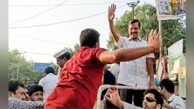 अरविंद केजरीवाल पर रोड शो के दौरान हमला, युवक ने जड़ा थप्पड़